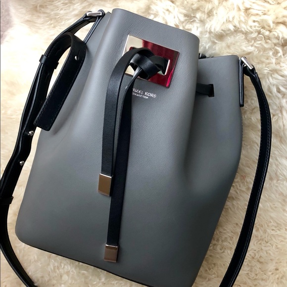 Michael Kors Medium Miranda bucket shoulder bag - Picture 1 of 8